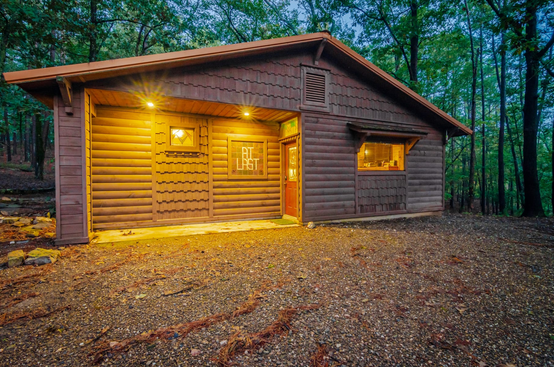 At Last Cabin - Beavers Bend Creative Escapes