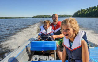 A family boating on a digital detox retreat in Hochatown.