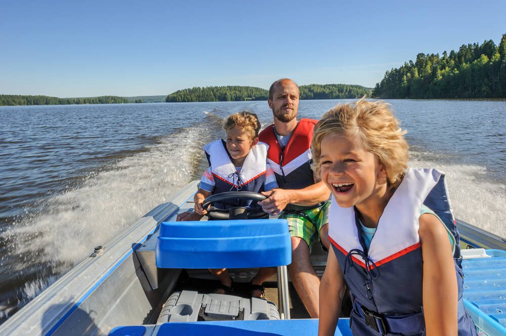 A family boating on a digital detox retreat in Hochatown.