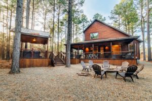 A Hochatown cabin rental near Beavers Bend State Park.