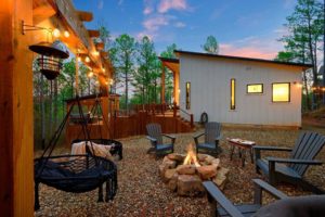 The firepit area of a Hochatown cabin near Broken Bow bars.